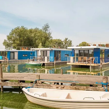 Botel Hafenresort Karnin